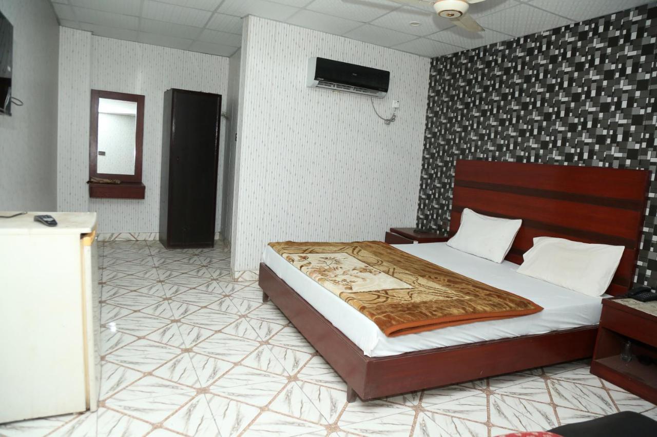 Hotel Pace Inn Multan Esterno foto